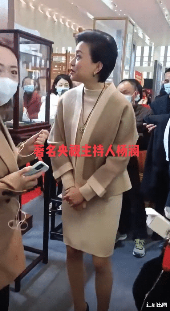 流量明星|53岁杨澜冬天穿短裙现身，五官精致曲线完美，身边保镖比她壮两倍