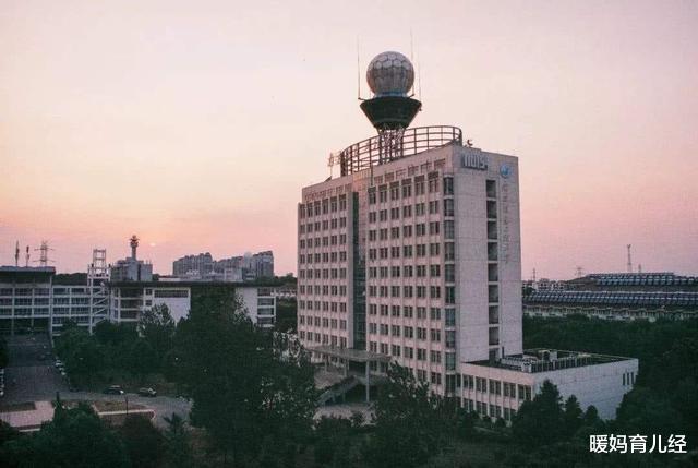 暖妈育儿经|女儿考上985，家长发朋友圈庆祝，亲戚不但不祝福还让复读