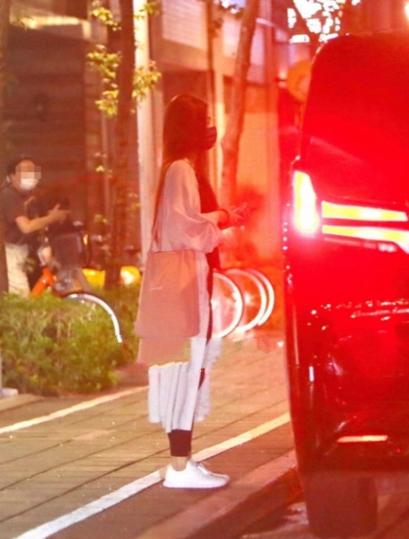 碟中谍7|田馥甄素颜外出健身，身披长外套飘仙气，司机为其撑伞送进健身房