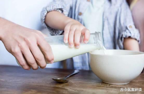 骨质疏松|骨汤并不能补骨！骨科专家：不要执迷不悟了，这3种食物才是“补钙王者”