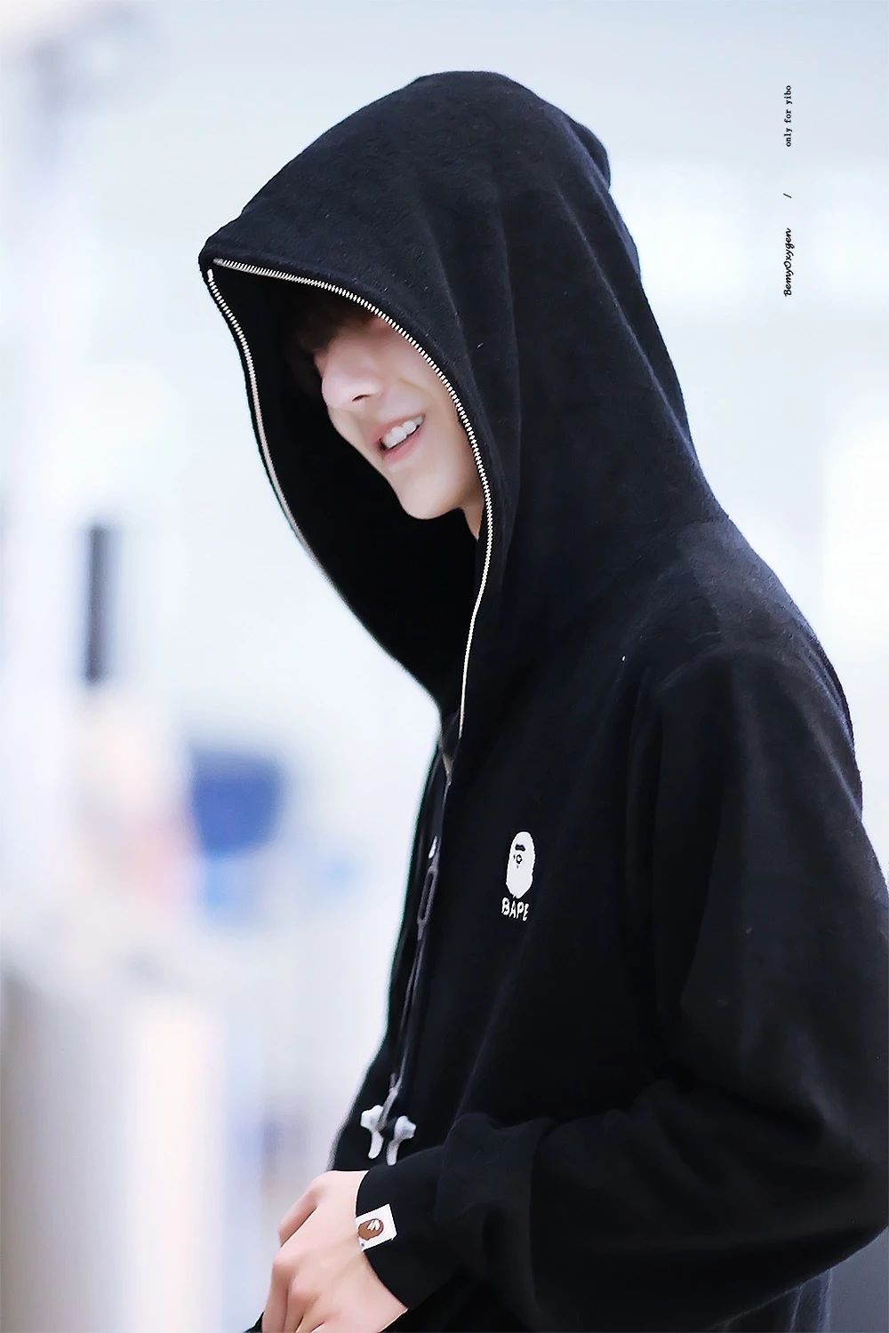 王一博|王一博壁纸：朗朗少年清俊有颜，宽肩长腿龙章凤资