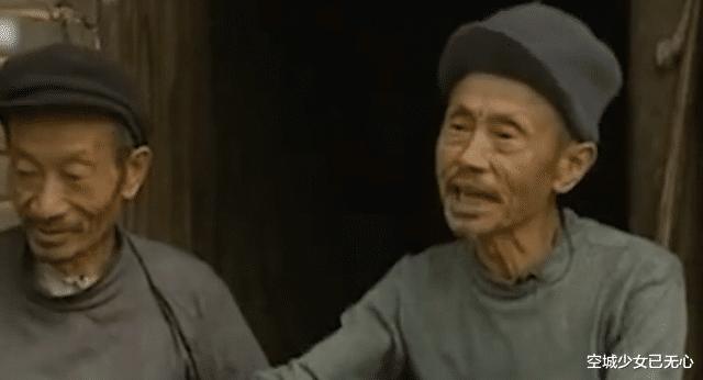 兄弟俩单身60年紧闭房门,村民好奇门缝偷看,意外揭开其不娶真相