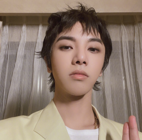 华晨宇|张碧晨官宣当妈妈，爸爸华晨宇发长文夸奖女儿，一家三口全家福公开