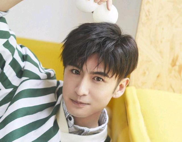 白景琦|杨幂手捂胸口惹争议：都穿成这样了还遮个鸡毛啊