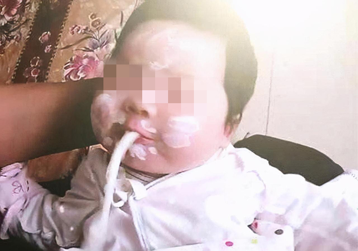 两口育儿|宝宝吐奶，父母只会拍嗝？是时候学习“新技能”了，既有效又实用