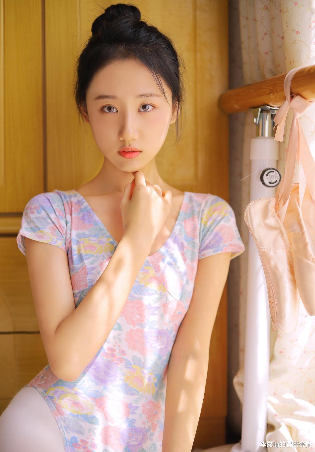 李嘉琦的星座爱情|这个面条是什么情况啊？为什么还有彩色的泡沫，这还能吃吗？哈哈哈~