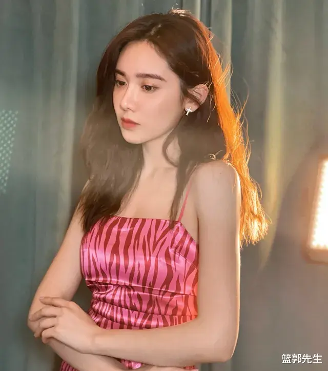 肖战|美娜晒工作照，装扮很清凉，结果被粉丝调侃：你这裹个浴巾？