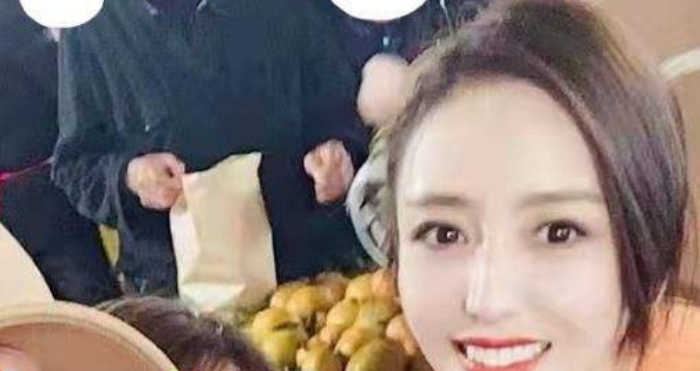 佟丽娅|佟丽娅生图照曝光，与粉丝合影似少女，菜市场卖橙接地气