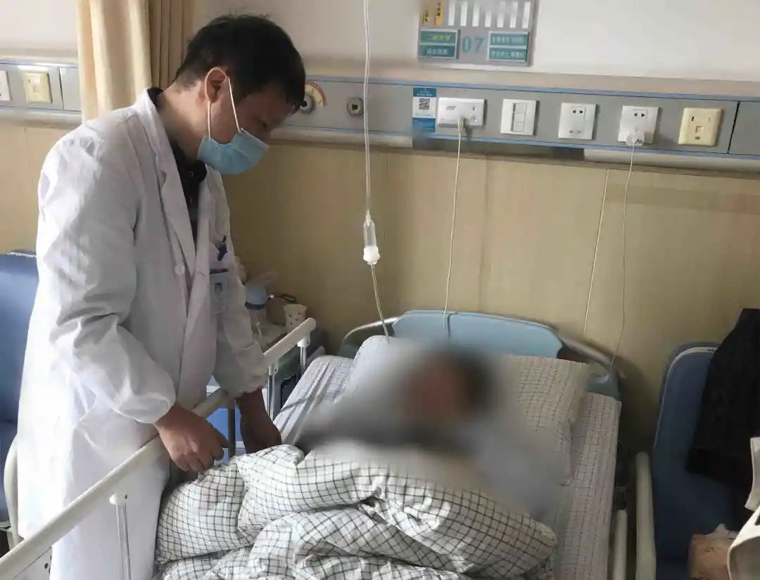1分钟可致死!53岁男子手臂鲜血喷至天花板,工友一波操作救了他