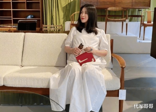 朱珠|朱珠为爱女举办命名仪式，中文名字叫王珠宝？网友吐槽：太俗气！