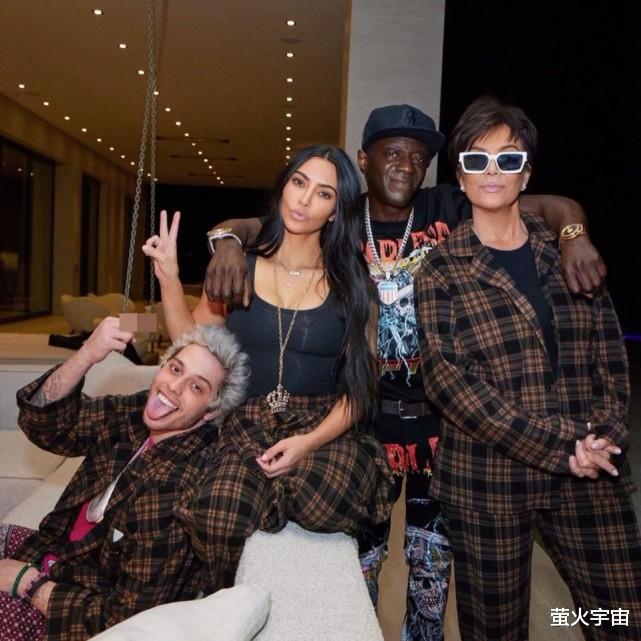 谁是凶手|金·卡戴珊请新男友母亲家中过圣诞，侃爷生气要参加，行为很迷惑