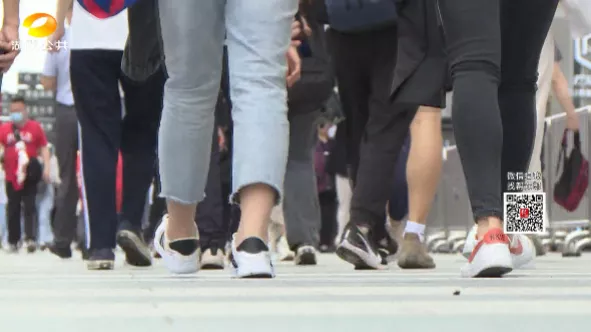 芒果帮女郎 直击长沙女特警街头巡逻：1天执勤14个小时，身背10余斤“8大件”