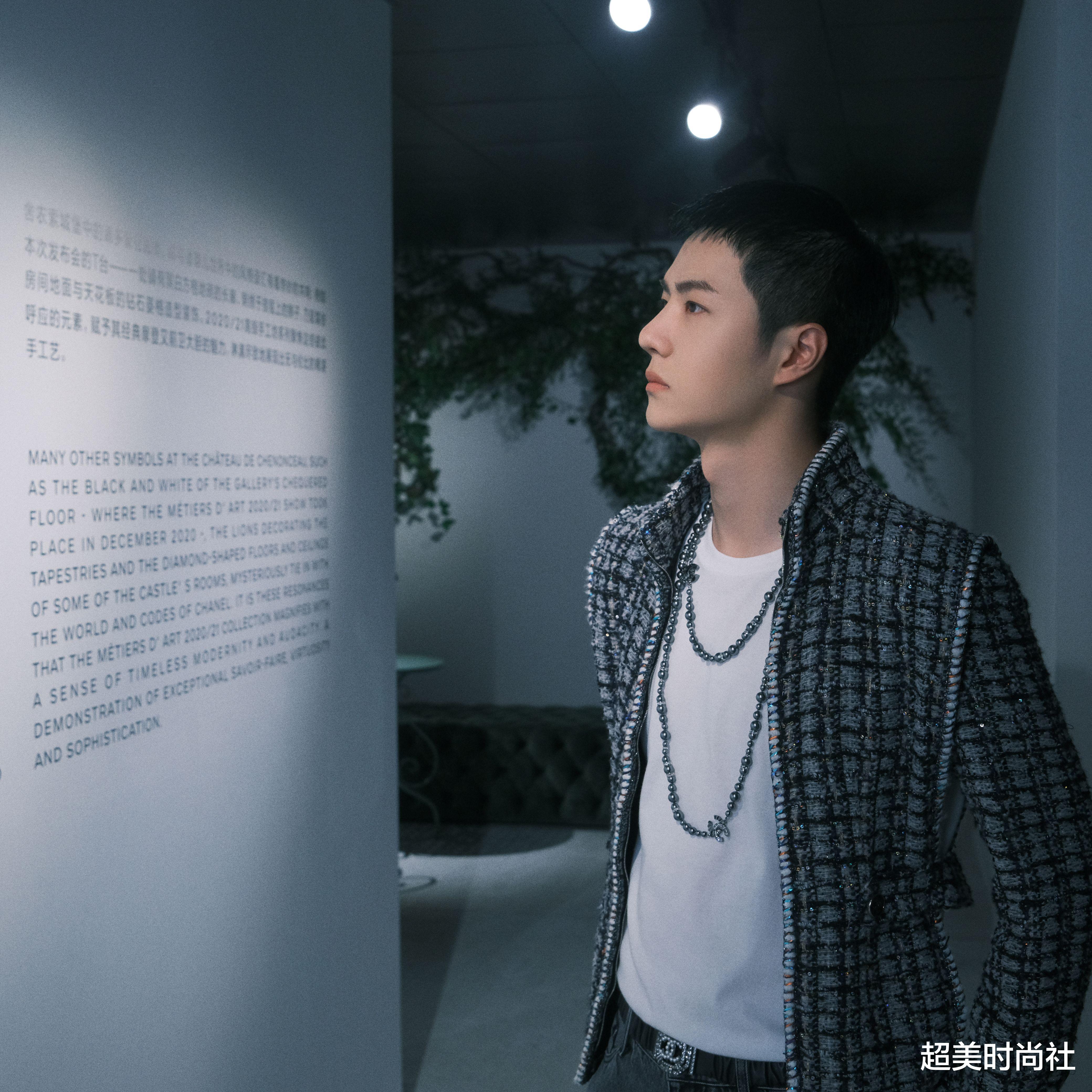 香奈儿|年轻男星也逃不过发福？王一博再穿香奈儿女装，却因身材惹群嘲