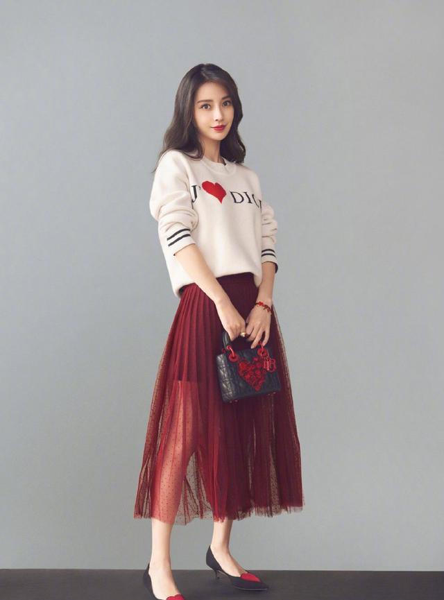 Angelababy|杨颖真是越来越美了，穿黄针织衫配中分双马尾，32岁嫩回18岁