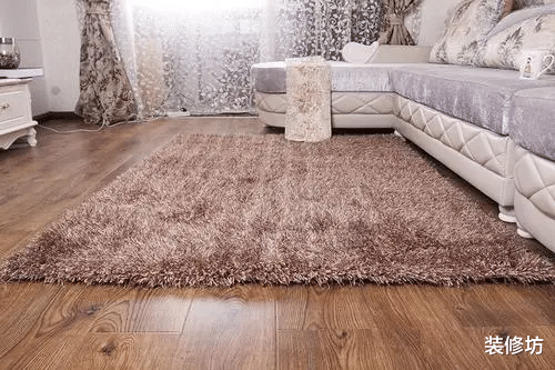 原来铺地毯也有讲究,这样铺地毯,客厅更美观