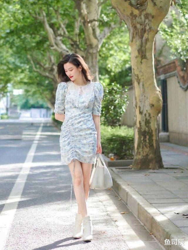 鱼司辰|夏天怎么能少了印花裙呢！搭配上西服外套简约干练，女神范十足