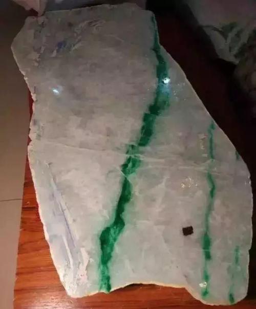 翡翠|一刀切出「一线天」，拍得1.29亿并成为翡翠标王！它凭什么？