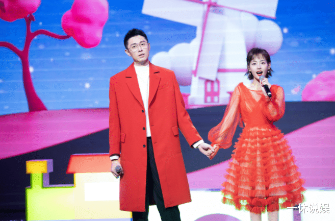 张嘉倪|神兽上学第一天，张嘉倪和老婆晒自拍，表情掩饰不住地开心