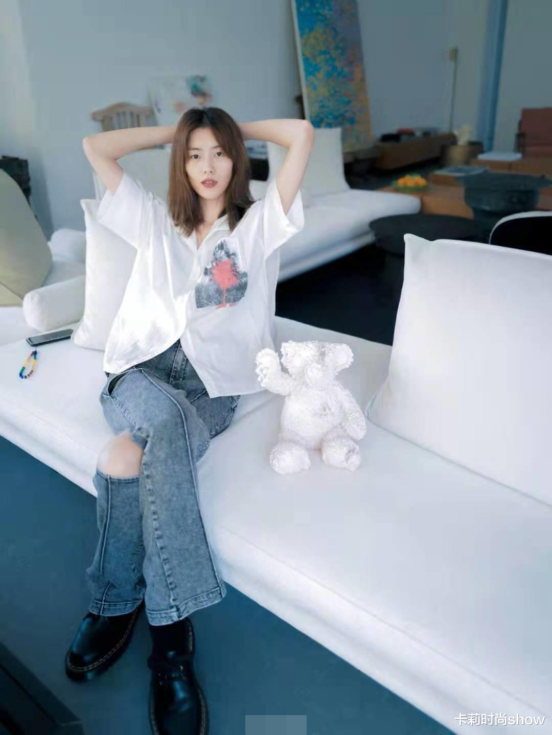 卡莉时尚show|刘雯随便穿都像开挂，白T配西装裤看似普通，却被她搭配出高级感