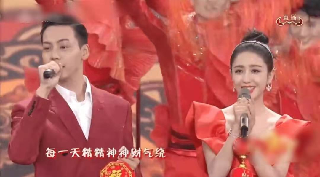 佟丽娅|最牛夫妻？佟丽娅戴60万首饰亮相春晚，老公电影首日票房破十亿