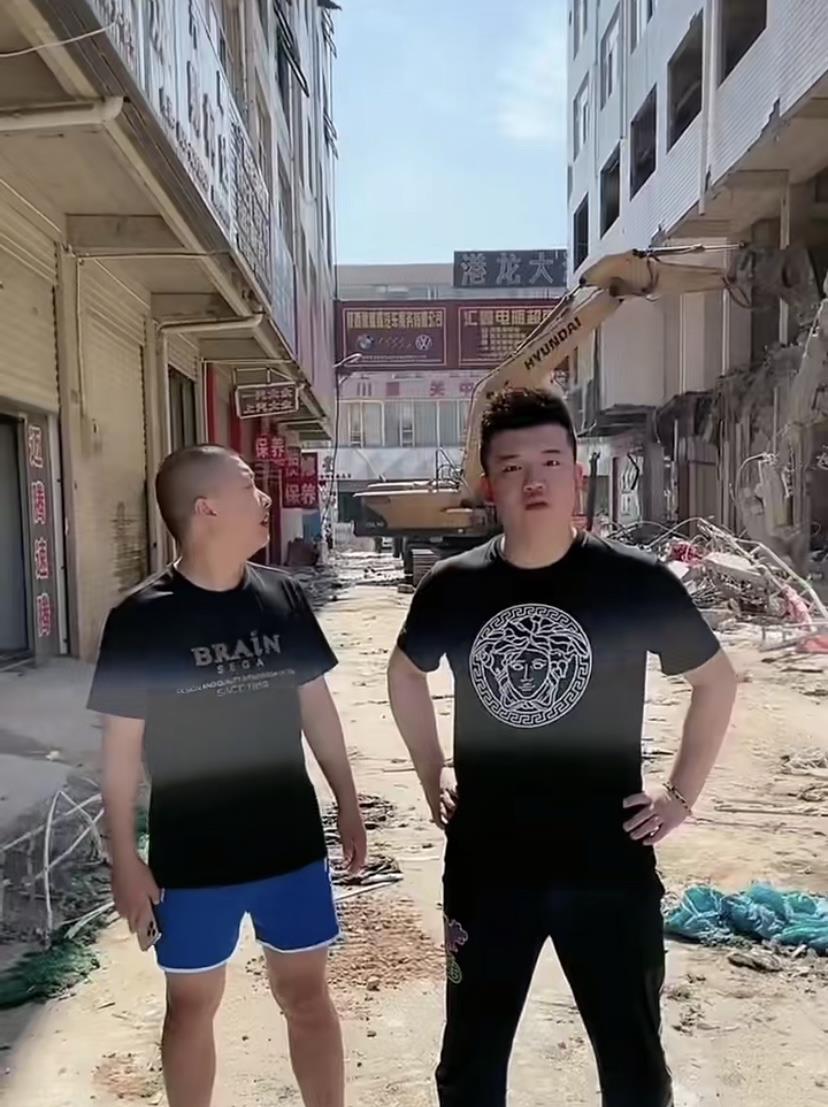 小沈龙|小沈龙直播拆房闹剧收场！多位网红被封禁，网友拍手称快