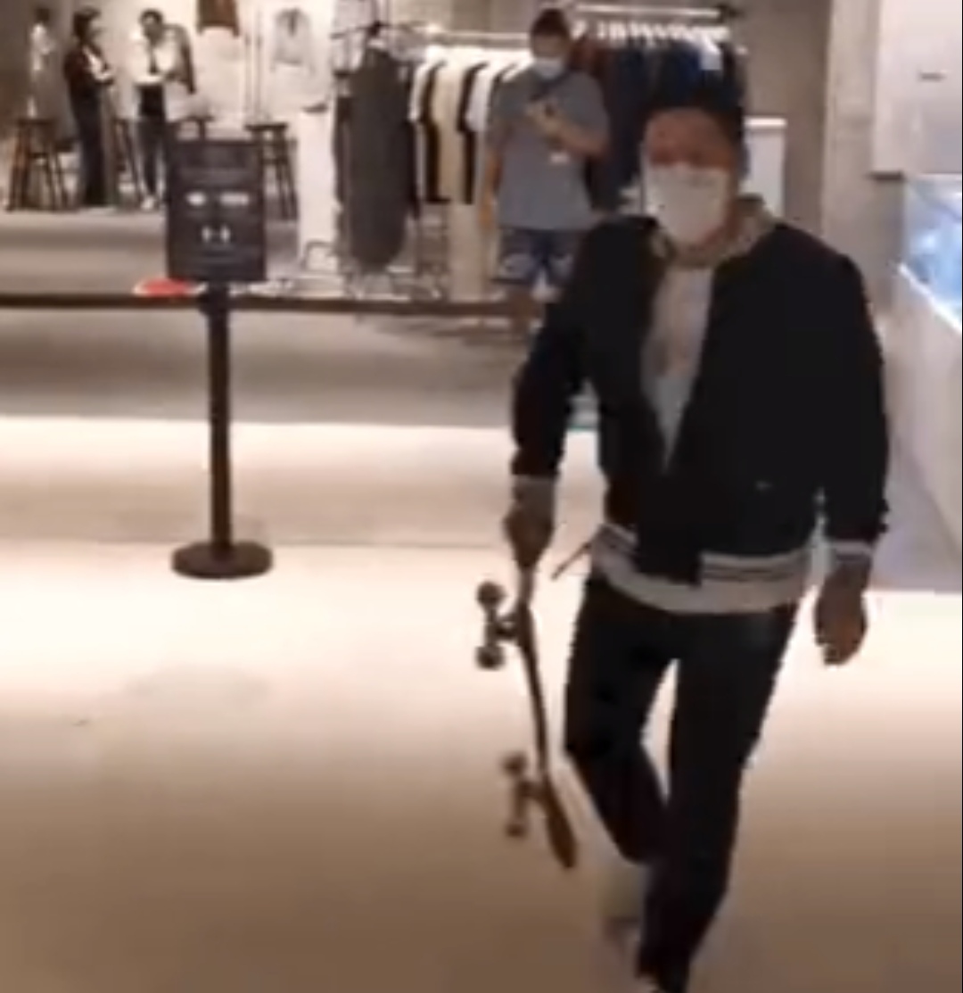 一街拍|郭晶晶霍启刚帅气玩滑板，郭晶晶穿55元国货鞋，豪门阔太超朴实！