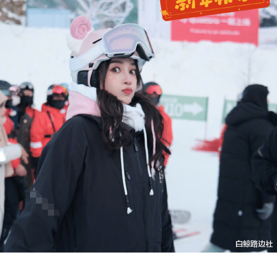 Angelababy|杨颖工作不忘带娃！5岁小海绵到妈妈腰部，骑行李箱上可爱又活泼