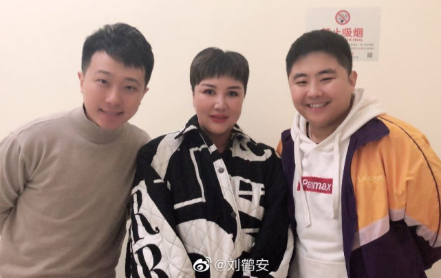 郭德纲|郭德纲为爱妻庆生，全家四口齐亮相，王惠小腹凸起超明显