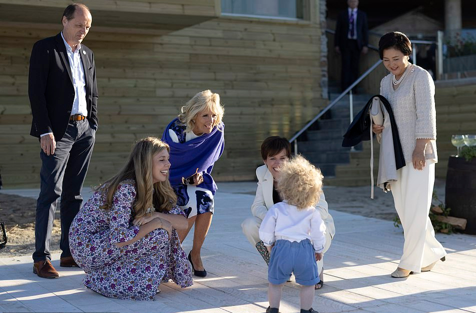 G7峰會韓日第一夫人比拼東方美！金正淑銀色緞面裙贏瞭，溫婉優雅-圖8