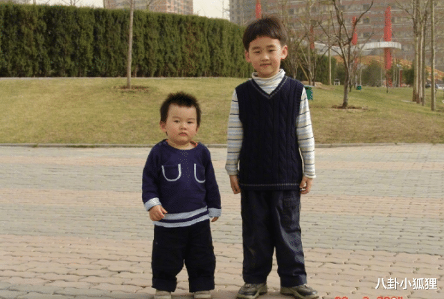 林依轮|林依轮晒家人合照庆结婚26周年！小儿子外国女友颜值太高惊艳网友