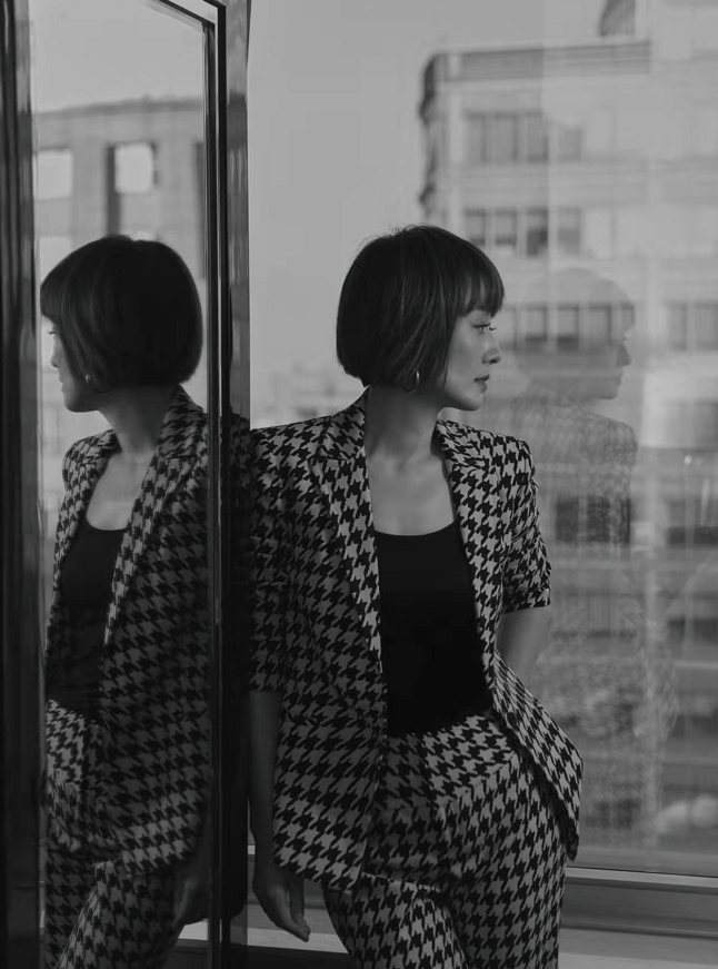 马伊琍|马伊琍真是从小美到大！罕见童年照穿小红裙拎包像大小姐，超可爱