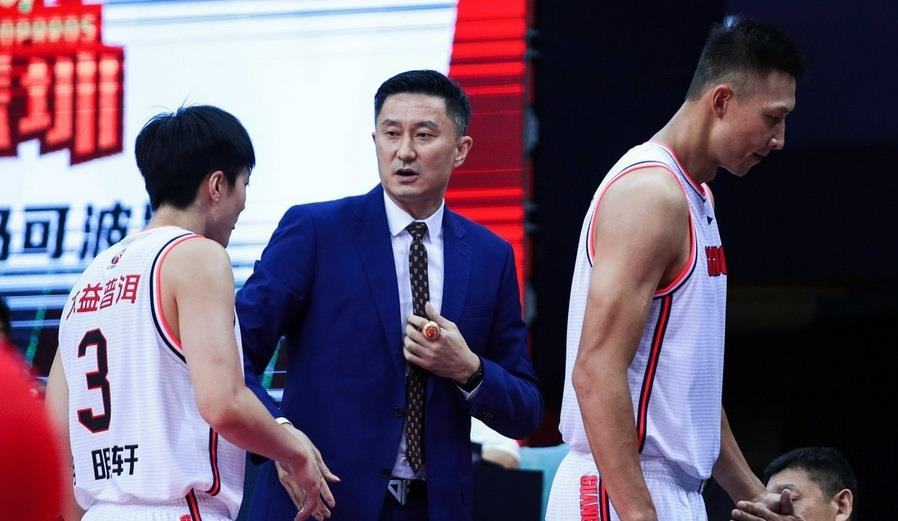 胚小芽儿|23，18，8中1；CBA揭幕战易建联复出，广东队数据冰火两重天