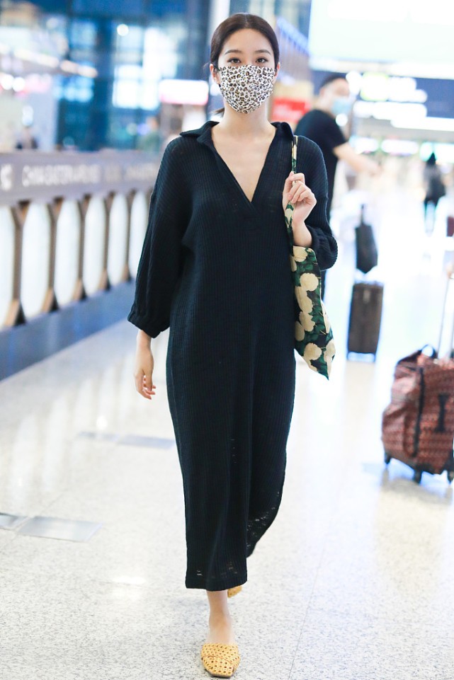 BiuFashion|杨采钰温柔阔太装让人过目不忘,简单却优雅,成熟韵味很浓