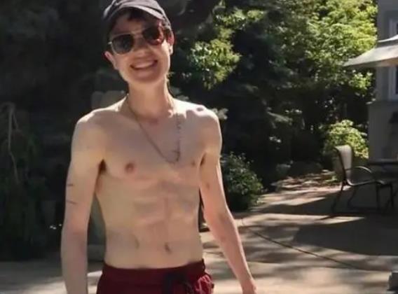 佩吉|女演员“赤裸上身”庆祝变性成功，腹肌明显，网红艾比至今没动作