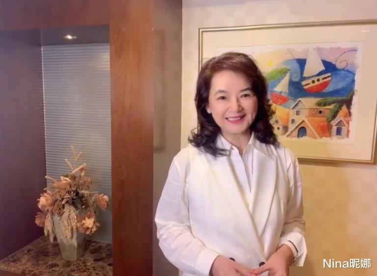 Nina昵娜|孙俪姨奶奶首次公开晒视频，63岁穿外套满口台湾腔，对镜头很从容