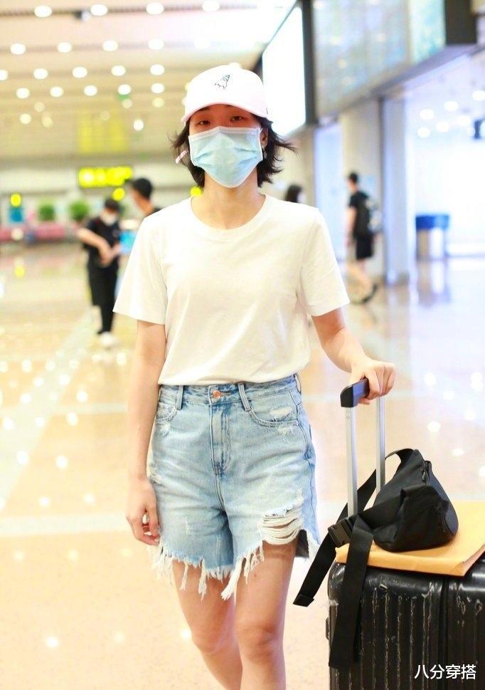 t恤|苗苗气质真清甜，白T恤搭配牛仔短裤清新俏皮，郑恺果然好眼光