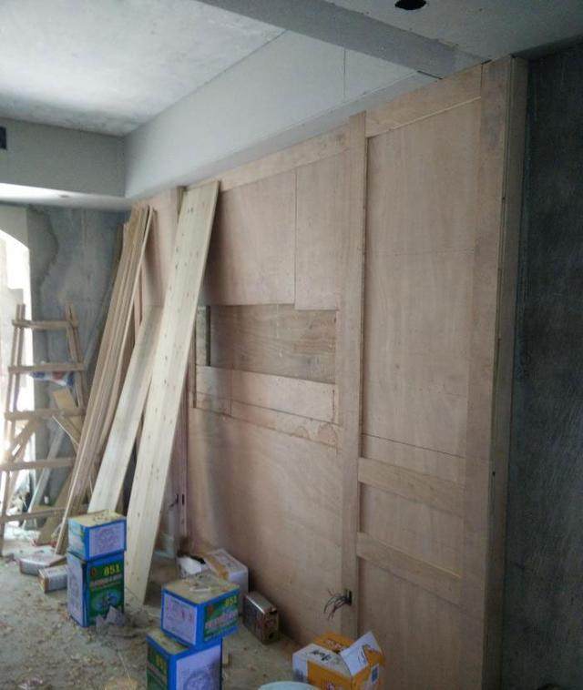 新房装修中，木工加班加点20天做完满屋子家具，工钱17300贵吗？