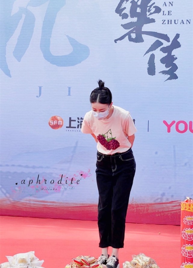 轻熟系穿搭|全凭发型在撑？迪丽热巴亮相《安乐传》发布会，路人装竟穿出高级感