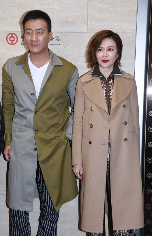 何有强|关之琳虽是“大妈的年纪”，打扮很新潮，大衣配印花套装潇洒干练