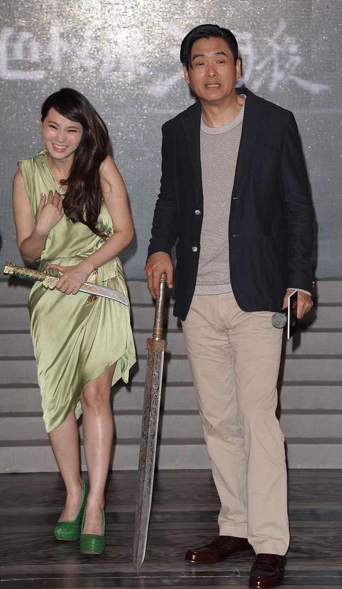 潮流搭配师甜甜|周润发的气质依旧拿捏的住,西装造型绅士帅气,还是熟悉的背头