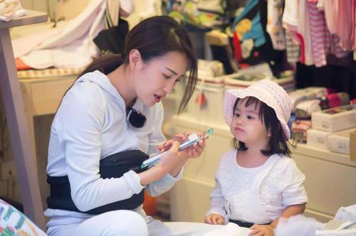 舜网 幼儿园组织义卖市场活动，和田玉卖了五毛钱，大溪地珍珠卖了三块钱