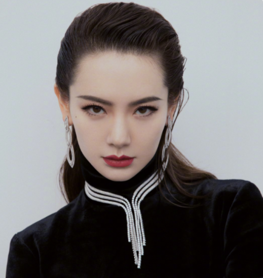 灵熙说珠宝 戚薇：高颜值，风格多样化，不管是性感、可爱、酷炫都能驾驭