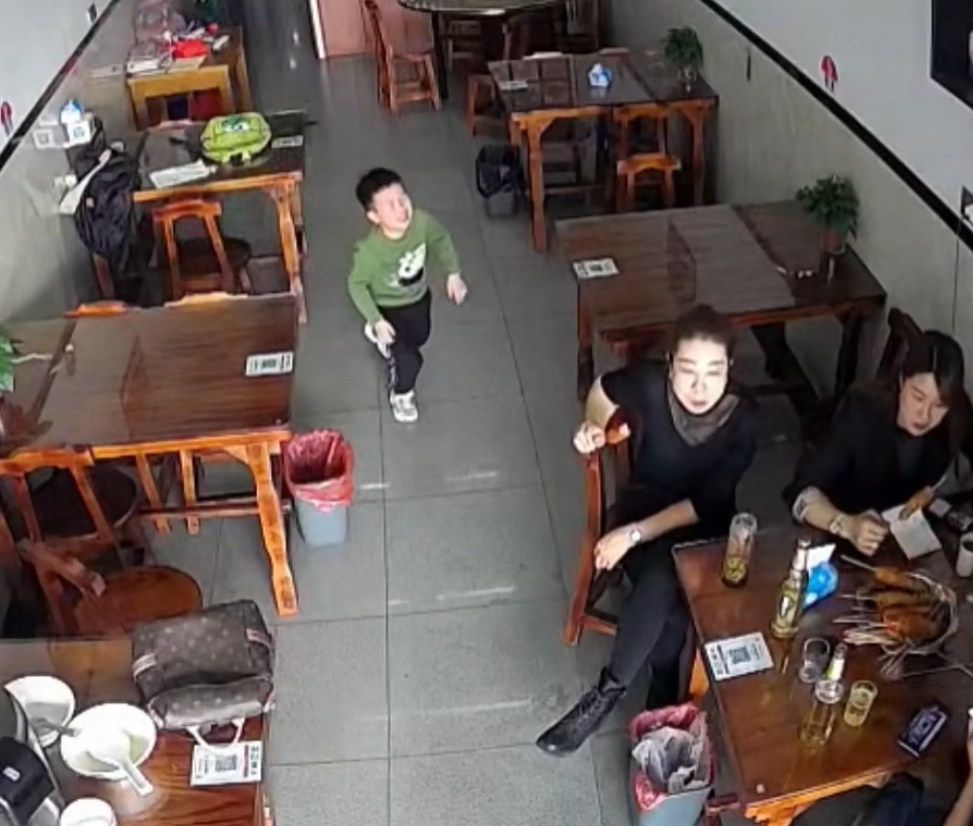 小松社会趣闻 安徽：男童误把顾客当妈妈，趴在怀里发现认错人，尴尬转身就跑