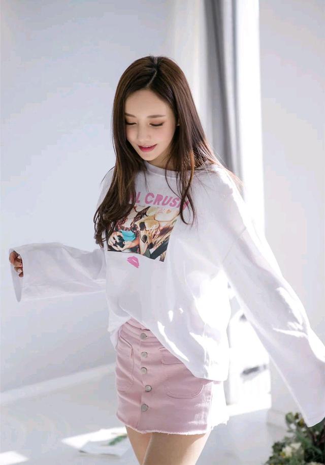 壹品穿搭|女神孙允珠高清时尚搭配：唇彩女孩嘻哈印花破洞长袖衫