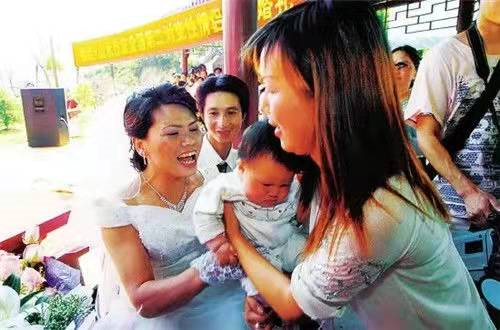佟丽娅|变性人雷晓晨：04年变性，05年结婚，06年当妈，如今怎样了？