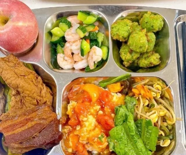 福州,银行女子晒单位伙食,5菜1汤天天不重样,水果牛奶吃到饱