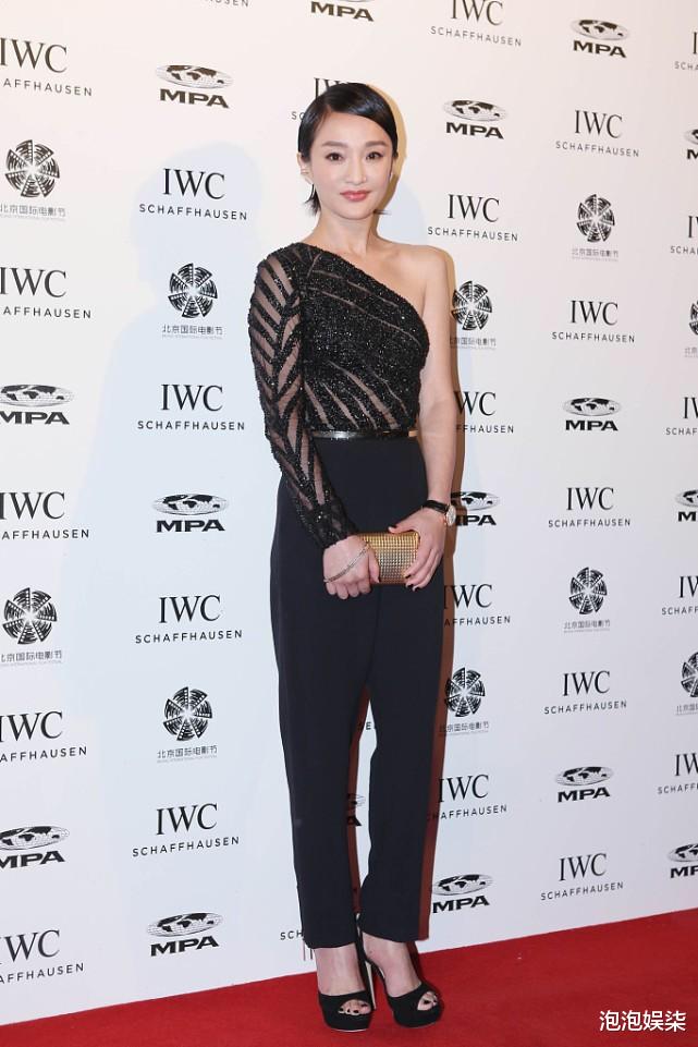 周迅|周迅红毯造型真霸气！梳着测分油头搭配亮片连体装，尽显时尚高级
