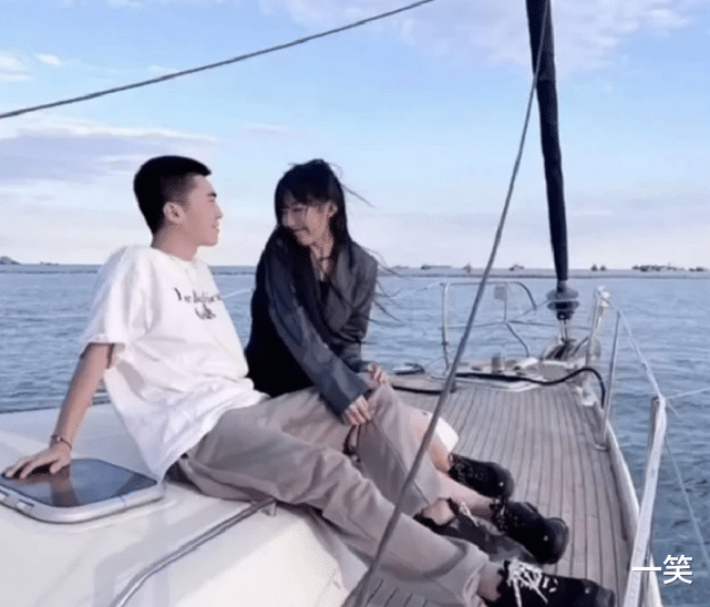 官宣|网红欧尼熊可心官宣恋情,晒合照秀恩爱,曾因恋爱受阻控诉父母