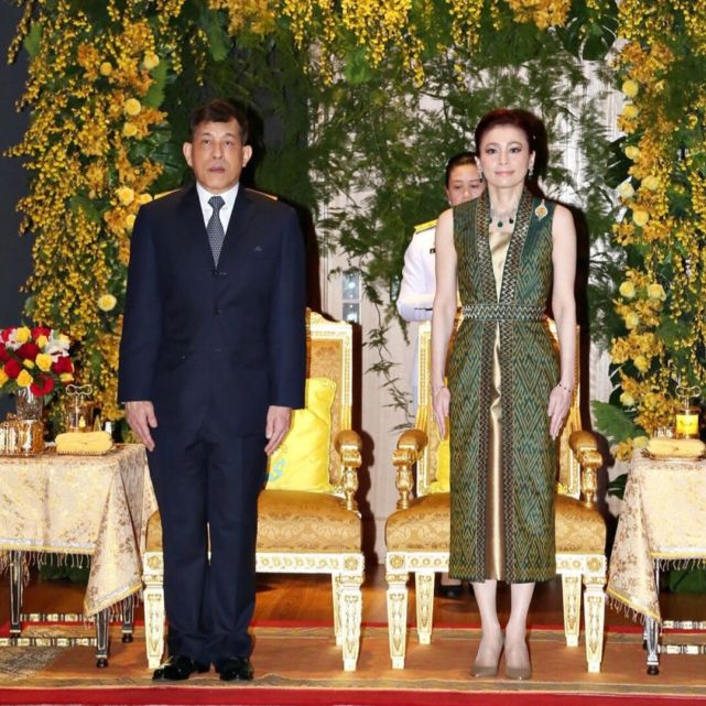 全球时尚风行|时隔一个月泰王终于亮相了!苏提达陪同见外宾,王后刺绣蓝裙超美