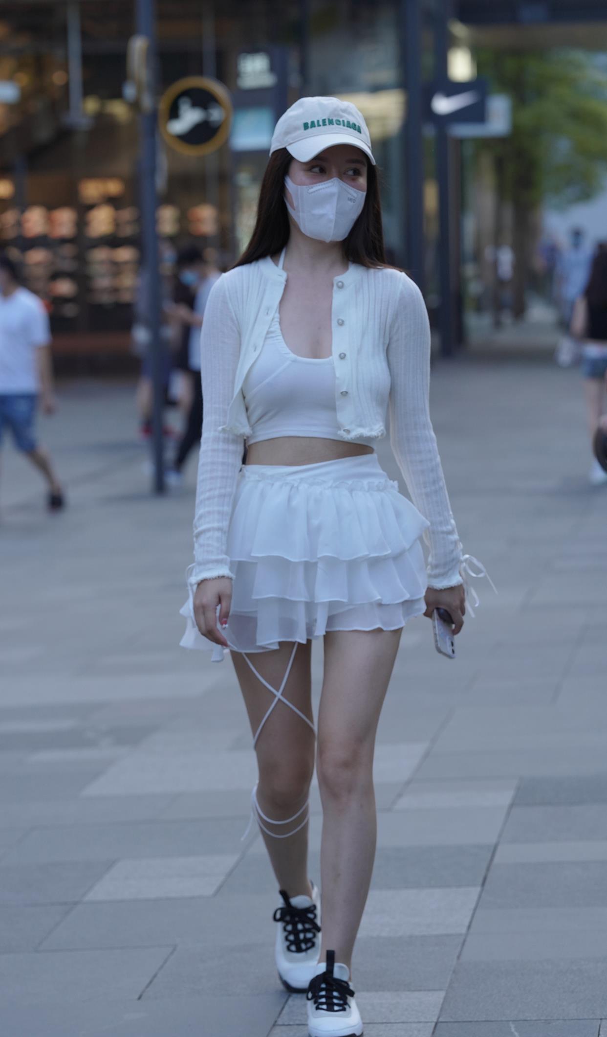 情话屋|谁说穿白色显胖？看这位美女的白色系搭配，美得优雅得体